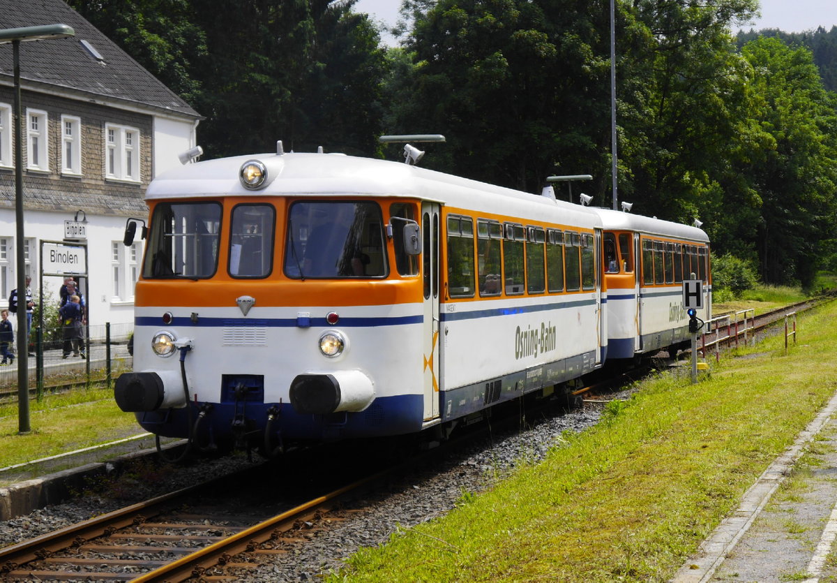Der nach dem Gütersloher BÜ-Unfall leider nur zweiteilige MAN-Schienenbus der Osning-Bahn (302 027 und 142) beim Schienenbustreffen im Hönnetal. Aufnahme: Bf Binolen, 12.6.16.
