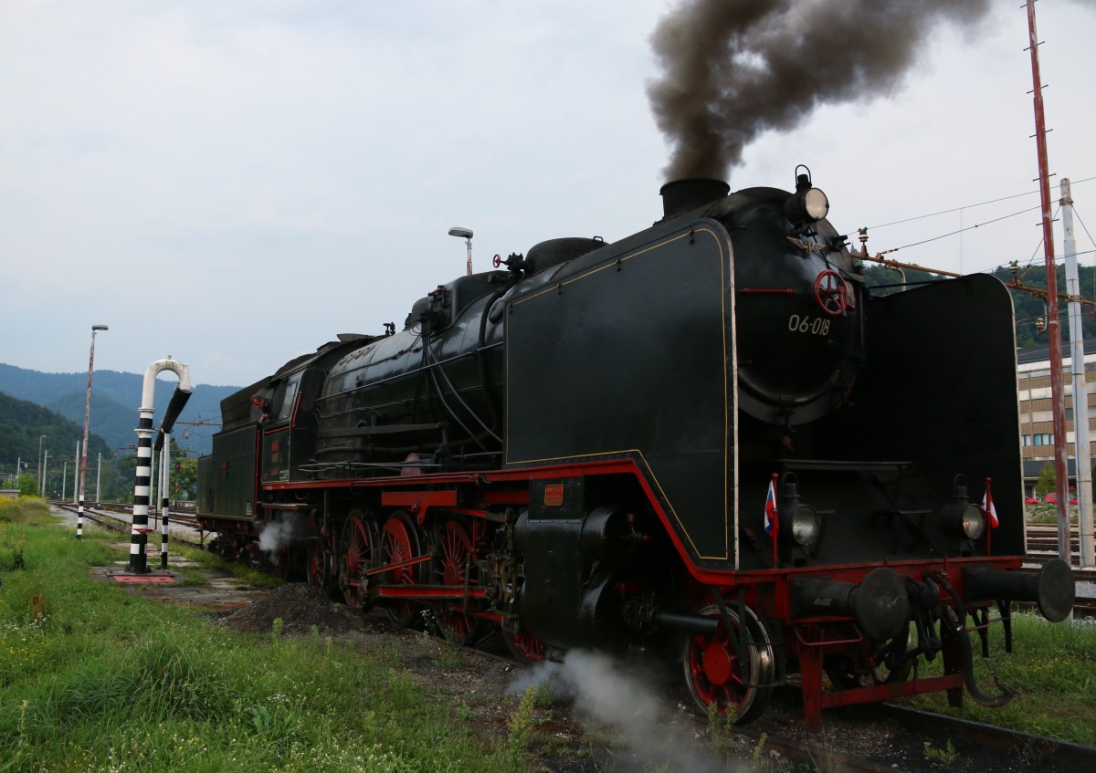 Der Nachmittag des 15.August 2015 im Bahnhof Celje. 06.018 wartet nach dem Wasser nehmen auf ihren Nachmittags Zug den eine kleine Gruppe aus der Steiermark begleiten durfte.