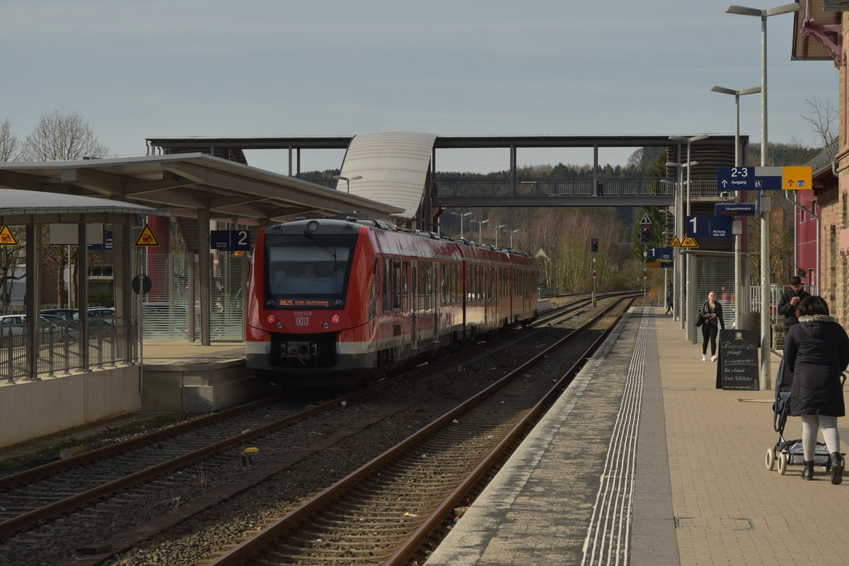 Der Nachschuß ist einem Pendel zu verdanken, da der Zug von Köln Hansaring nur bis Overath fährt. So bekam ich den 620 545 nur noch bei der Ausfahrt. 11.3.2017
