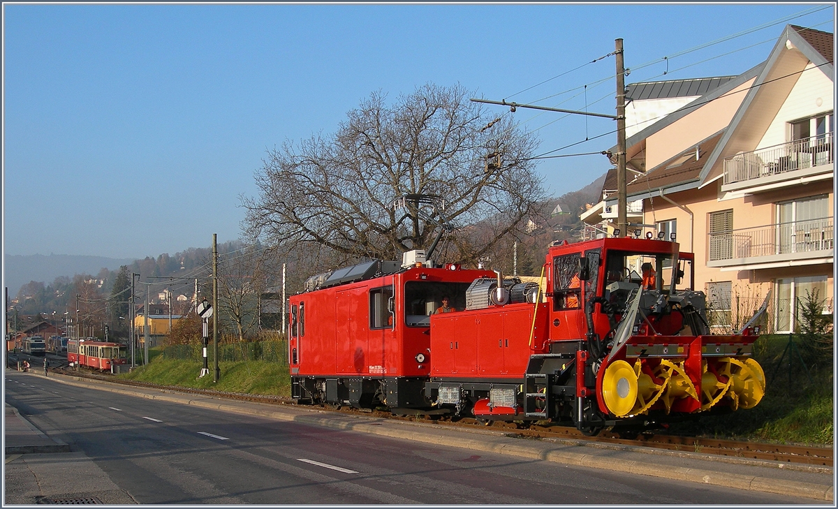 Der nächste Winter kommt bestimmt oder steht vielleicht schon vor der Tür, jedenfalls übt die MVR HGem 2/2 2501 mit einer neuen Schneefräse schon mal auf der Blonay - Chamby Bahn Strecke bei Blonay.
5. Dez. 2016