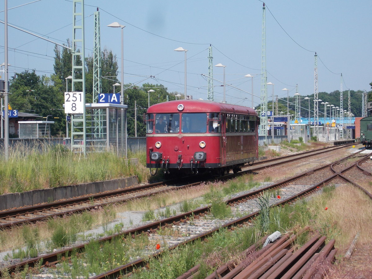 Der NESA 796 625 knatterte,am 02.Juni 2018,nach Lauterbach Mole,aus dem Bahnhof Bergen/Rügen.