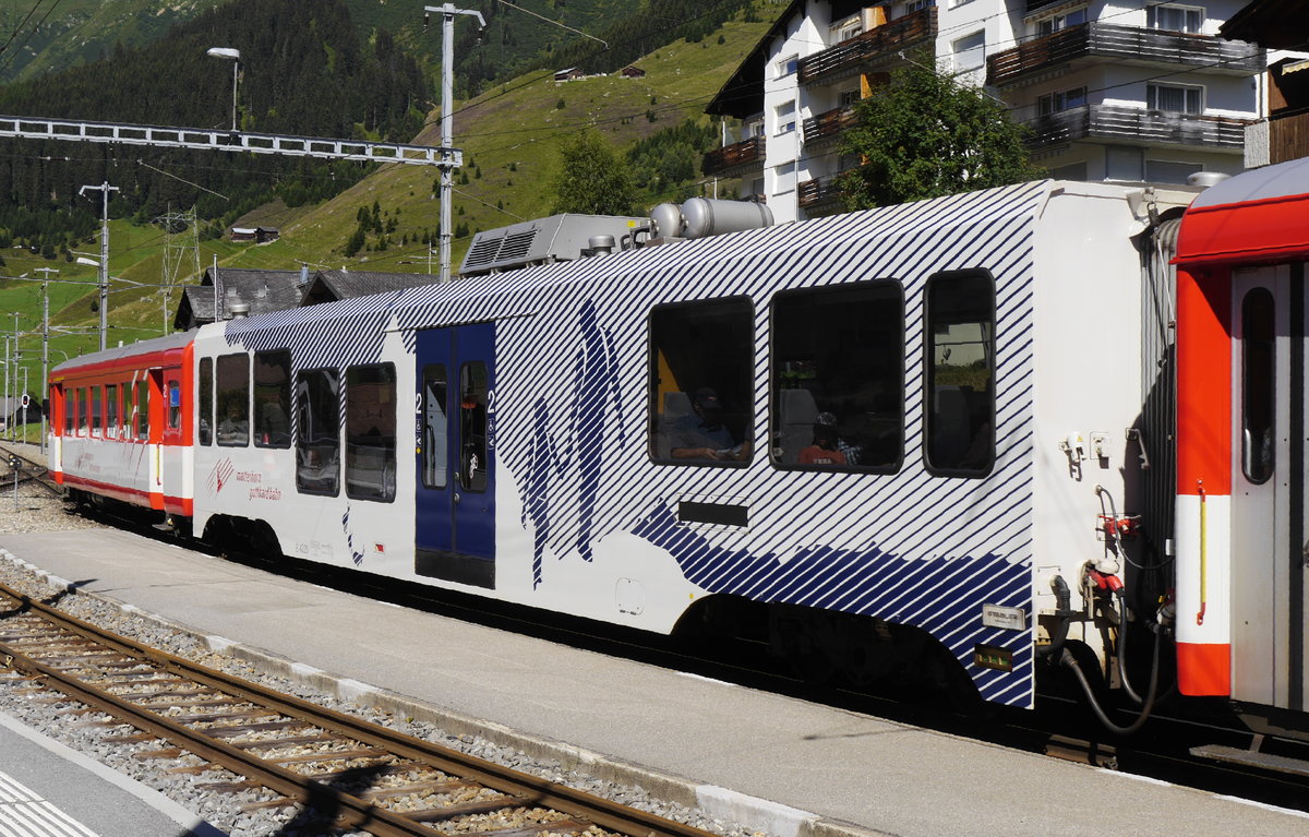 Der neue Niederflurwagen B 4220 in einem Pendelzug Disentis - Andermatt im Bahnhof Sedrun (8.8.16)