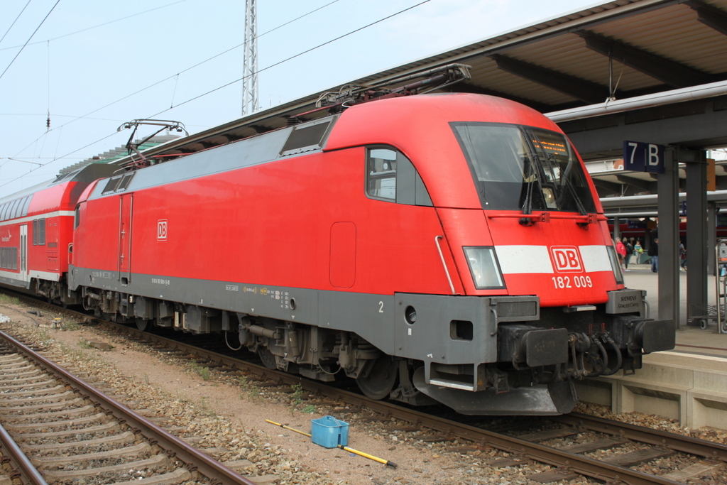 Der Neue im Rostocker Stier-Stall:182 009-1 mit RE4310 von Rostock Hbf nach Hamburg Hbf kurz vor der Ausfahrt im Rostocker Hbf.23.09.2016