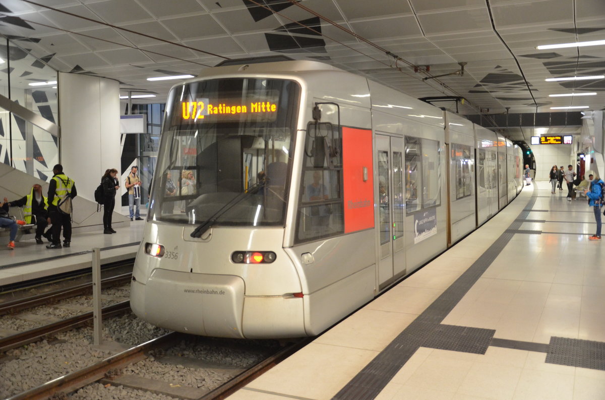 Der neue U-Bahnhof  Pempelforter Str.  Düsseldorf  seit dem 15. März 2008 errichtet und wurde am 20. Februar 2016 eröffnet und seit dem 21. Februar 2016 im Linienbetrieb aufgenommen. Der untere Bahnsteig mit der Linie U 72 Richtung Ratingen mit 3356 + 3355 Bild vom 29.09.16. (Wehrhahn Linie)