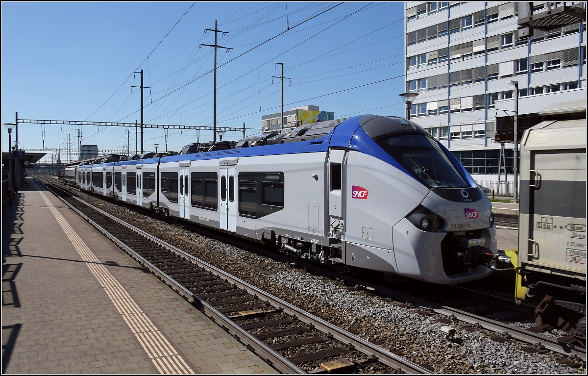 Der nigelnagelneue Regiolis tricourant Z 31501 M der SNCF scheint auf dem Weg zu Tests in der Schweiz zu sein. Pratteln, April 2017.