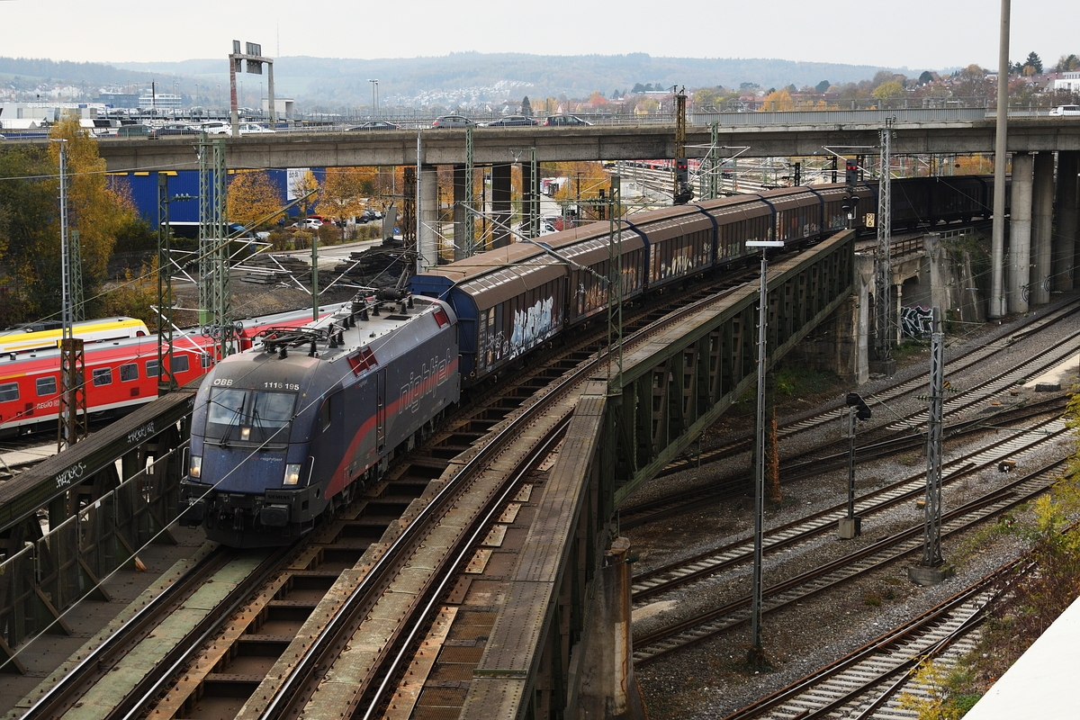 Der Nightjet Taurus 1116 195 bespannt am 3. November 2018 den  Kühlschrankzug . Hier verlässt er Ulm Rangierbahnhof Richtung Filstal.