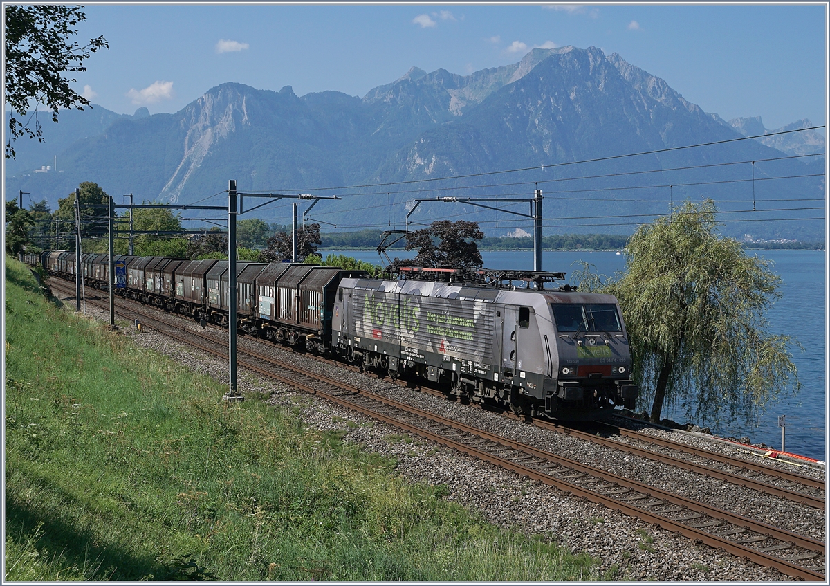 Der NOVELIS Zug von Sierre nach Göttigen fährt zur Zeit in der Regel und im Gegensatz zum letzten Jahre relativ pünktlich, leider jedoch ist die Fahrplanlage etwas zu spät, als dass die Sonne die Front der 189 990-5  Göttingen  (UIC 91 80 6189 990-5 D-DISPO Class 189-VE) noch anleuchten könnte.
3. August 2018