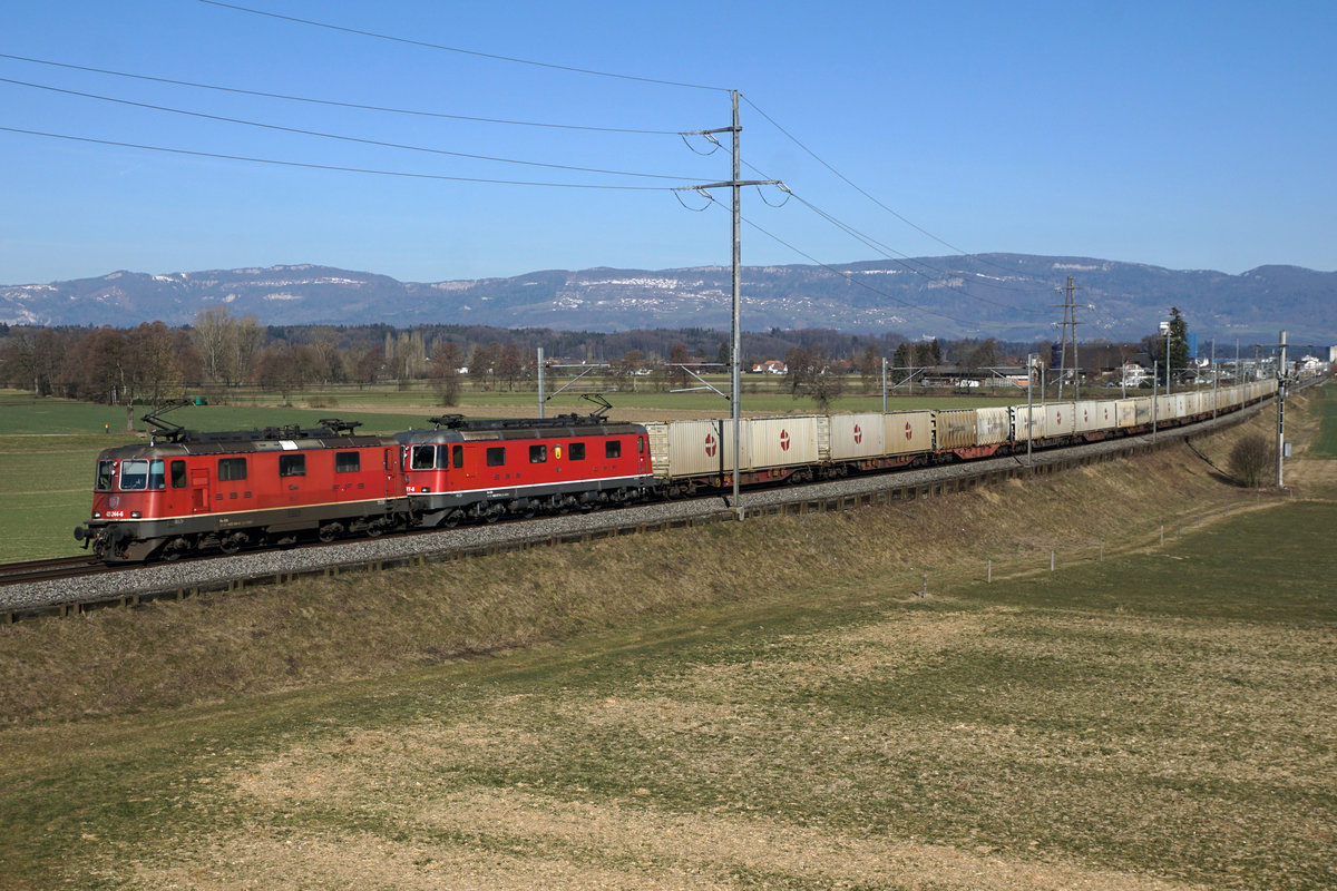 Der nur am Sonntag morgen verkehrende 41517  Zuckerzug  mit Re 420 244-6 und Re 620 077-8  NEUHAUSEN AM RHEINFALL  auf der Fahrt in den Süden bei Bollodingen am 24. Februar 2019.
Foto: Walter Ruetsch