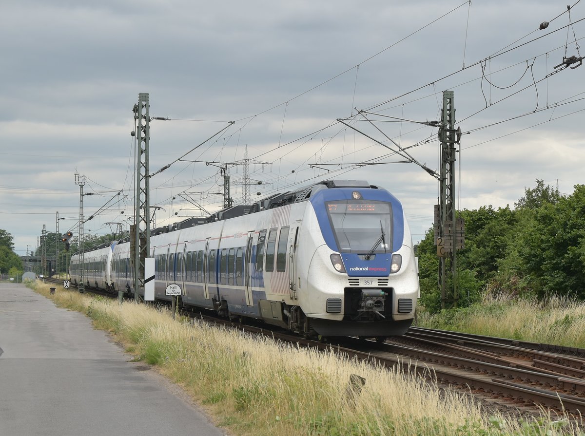 Der NX-Hamster 357 bringt am Sonntag den 25.6.2017 nach Krefeld. Hier ist der Zug bei Nievenheim vor meine Linse geraten.