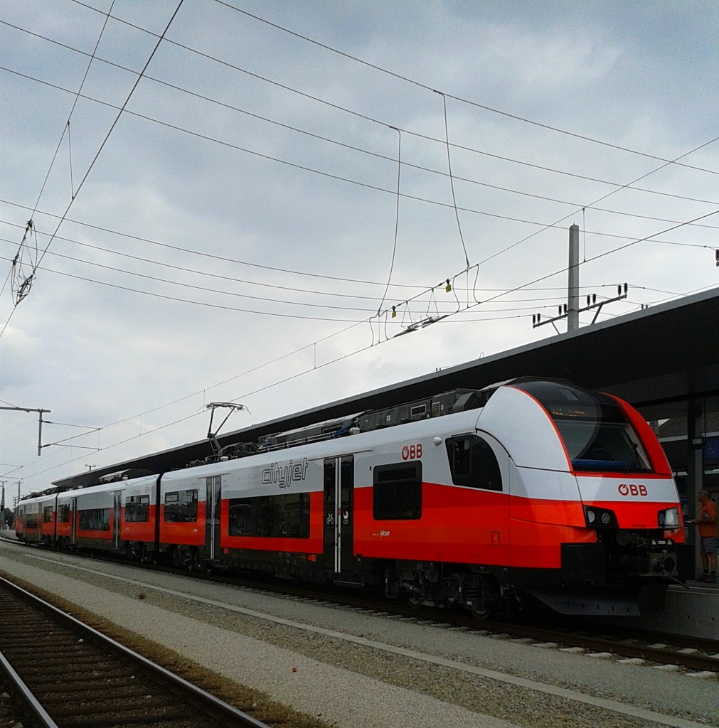 Der ÖBB-cityjet 4746 503-3 ist vom 17.8. bis 22.8. in Oberösterreich zu Präsentationsfahrten unterwegs und wurde am 18.8.2015 gemeinsam mit dem Projekt  S-Bahn Oberösterreich  in den Bahnhöfen Linz Hbf, Marchtrenk, Wels Hbf, Lambach und Attnang-Puchheim präsentiert. Hier zu sehen bei der Präsentation im Bahnhof Attnang-Puchheim.