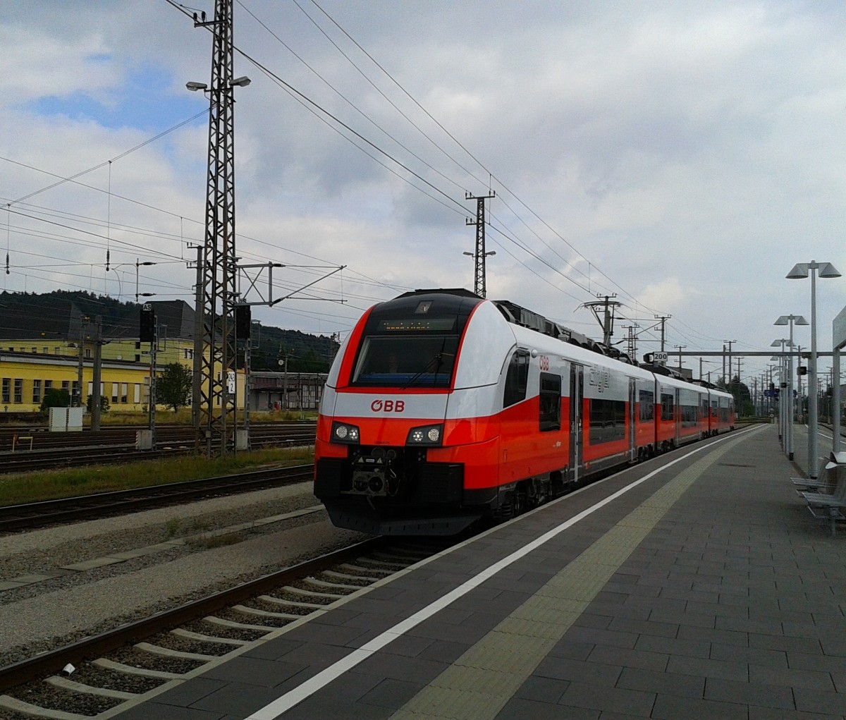 Der ÖBB-cityjet 4746 503-3 ist vom 17.8. bis 22.8. in Oberösterreich zu Präsentationsfahrten unterwegs und wurde am 18.8.2015 gemeinsam mit dem Projekt  S-Bahn Oberösterreich  unter anderem auch im Bahnhof Attnang-Puchheim präsentiert. Hier zu sehen als SR 17051 (Lambach - Attnang-Puchheim) bei bei der Einfahrt in Attnang-Puchheim.