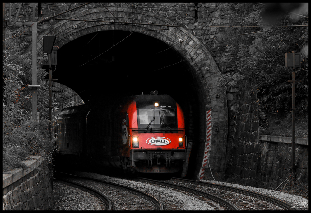 Der ÖFB Railjet bei der Durchfahrt eines Tunnels nahe Eichberg. 05.10.2017