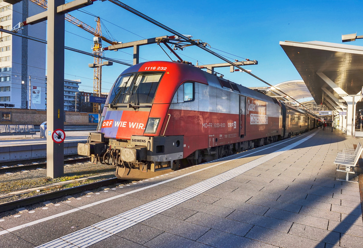 Der  ORF TVthek railjet  hält mit 1116 232-0 am Zugschluss, als railjet 67 (München Hbf - Budapest Keleti) in Salzburg Hbf. Ab hier verkehrte dieser gemeinsam mit railjet 867 (Bregenz - Flughafen Wien (VIE)).
Aufgenommen am 29.12.2016.