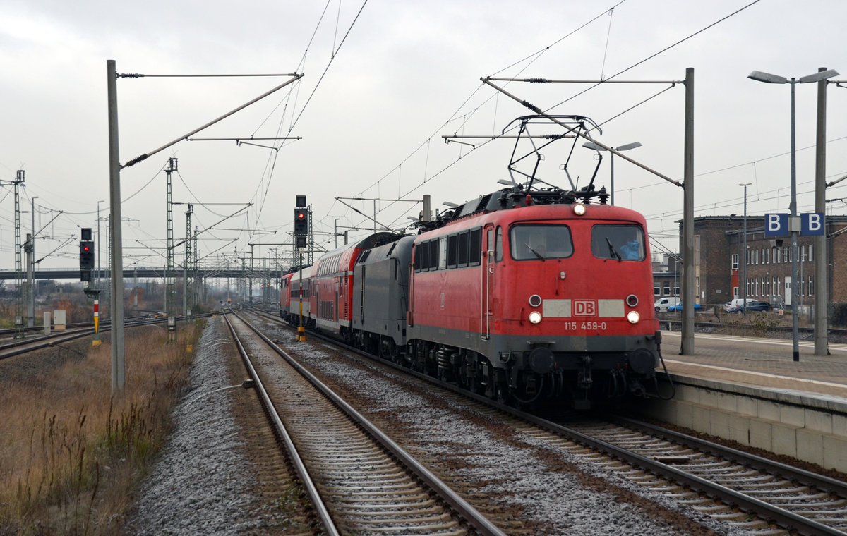 Der PbZ 2467 von Berlin nach Leipzig wurde am 06.12.16 von 115 459 befördert. Bei den Wagenloks handelt es sich um 182 507 und 111 080.