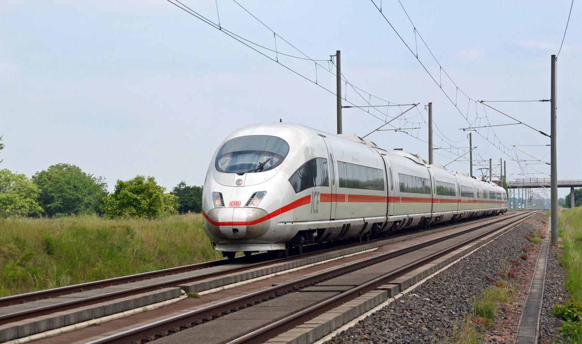 Der planmäßig mit einem Triebzug der Reihe 403 gefahrene Sprinter-ICE 1005 durcheilt am 19.05.18 auf dem Weg nach München soeben Brehna. Fotografiert vom Bahnsteigende!