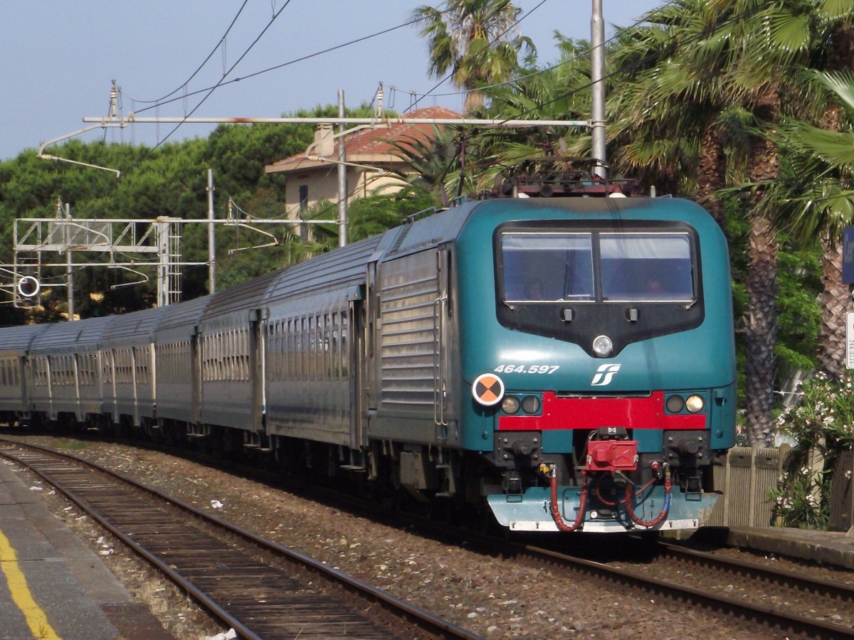 Der R 10184 rauscht durch den kleinen Bahnhof Cervo am 03.06.2014. Zuglok ist E464.597. 