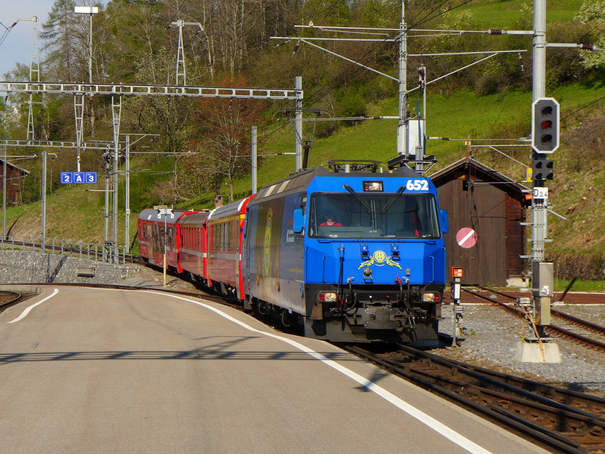 Der R 1809 (Davos Platz - Filisur) erreicht mit der passenden Lok, der Ge 4/4 III 652  Vaz/Obervaz Lenzerheide-Valbella , die für den Hockey Club Davos wirbt, seinen Endpunkt. Nach einer Kurzwende wird der Zug wieder nach Davos fahren. Dort werden hinter die Lok noch einige Wagen gehangen. Weiter geht es dann als RE im  Sandwichbetrieb  nach Landquart und wieder zurück. In ca 5 Stunden wird dieser Zug wieder in Filisur sein.
Filisur, 08. Mai 2016