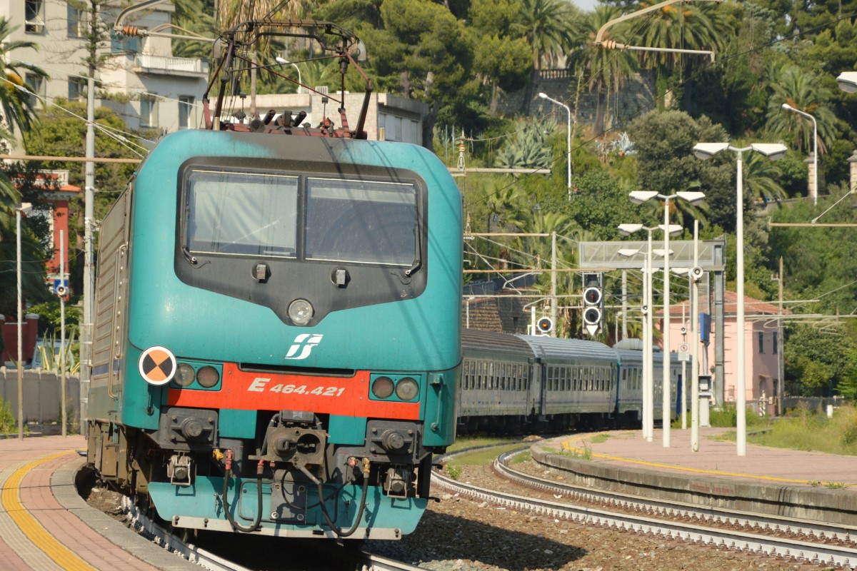 Der R 6215 (Taggia Arma - Savona), geschoben von E 464 421, lässt den Bahnhof Imperia Porto Maurizio, am Nachmittag des 21. August 2014. 