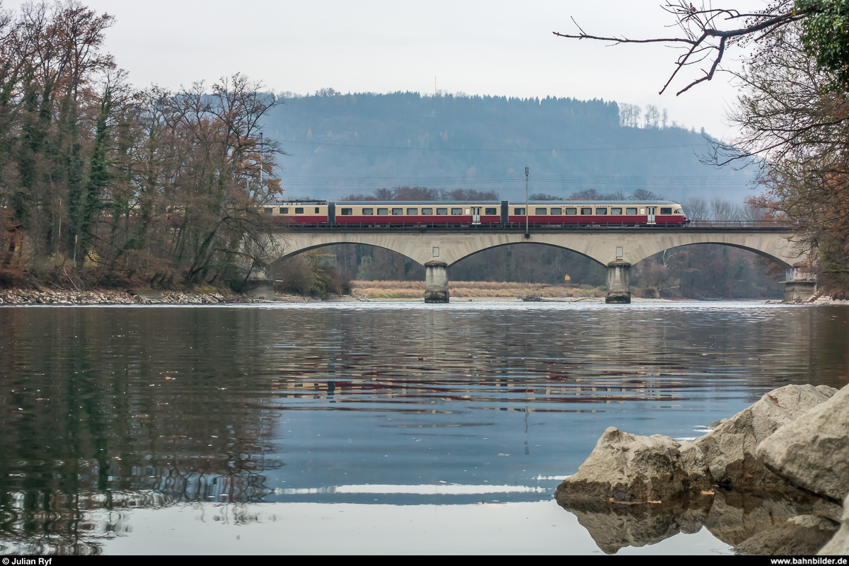 Der RAe TEE II 1053 überquert am 30. November 2018 auf einer SBB Historic Erlebnisfahrt von Olten nach Bussnang die Reussbrücke bei Gebenstorf.