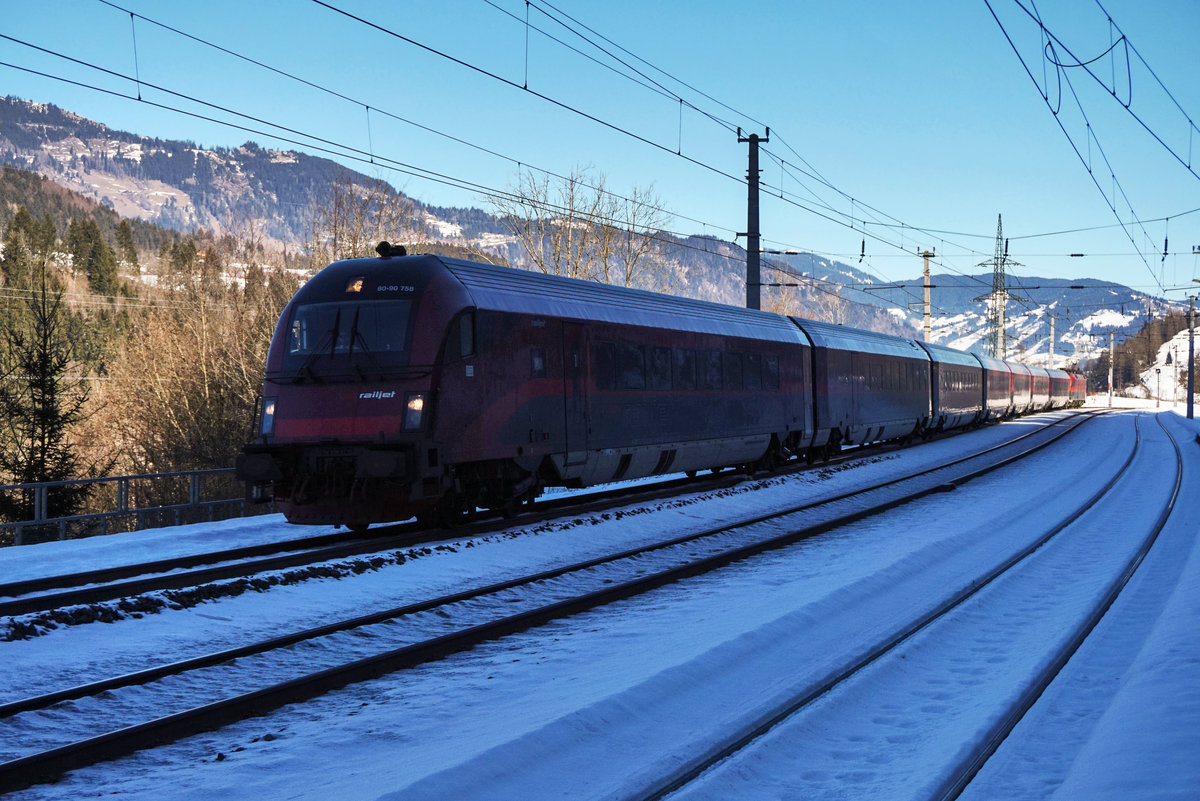 Der railjet 596 durchfährt auf der Fahrt von Flughafen Wien (VIE) nach Klagenfurt Hbf den aufgelassenen Bahnhof Loifarn.
Schublok war 1116 230.
Aufgenommen am 15.2.2017.
