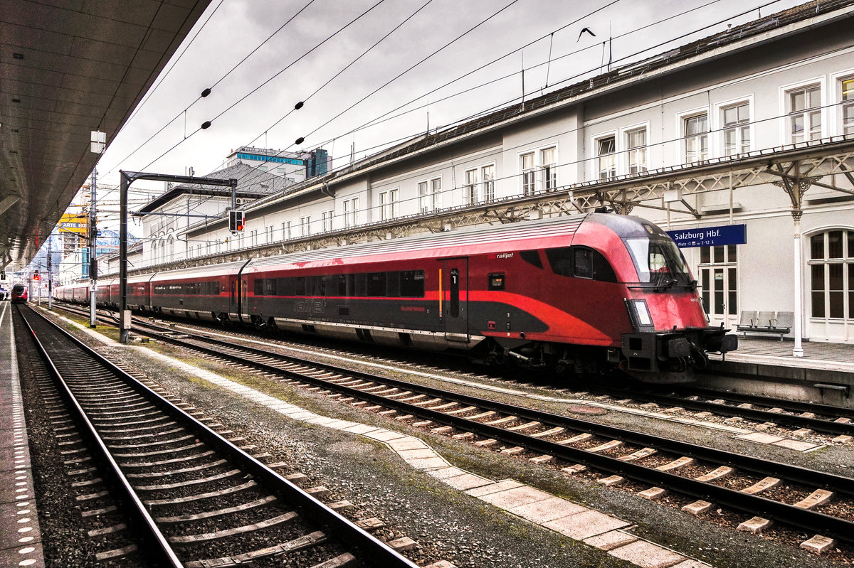 Der railjet 596  Gasteinertal  (Wien Hbf - Salzburg Hbf - Klagenfurt Hbf) wartet in Salzburg Hbf auf die Abfahrt.
Aufgenommen am 27.12.2017.