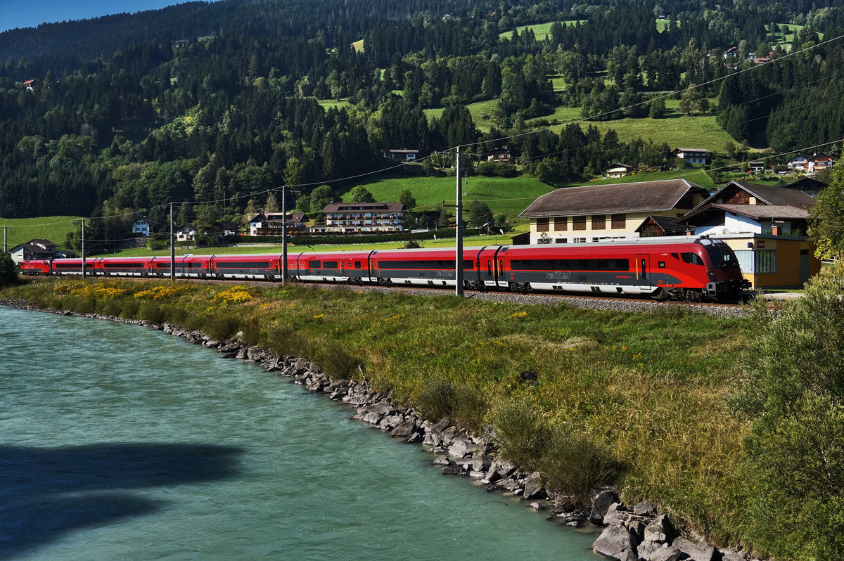 Der railjet 632 (Lienz - Wien Hbf), durchfährt soeben die Haltestelle Berg im Drautal.
Aufgenommen am 27.8.2016.