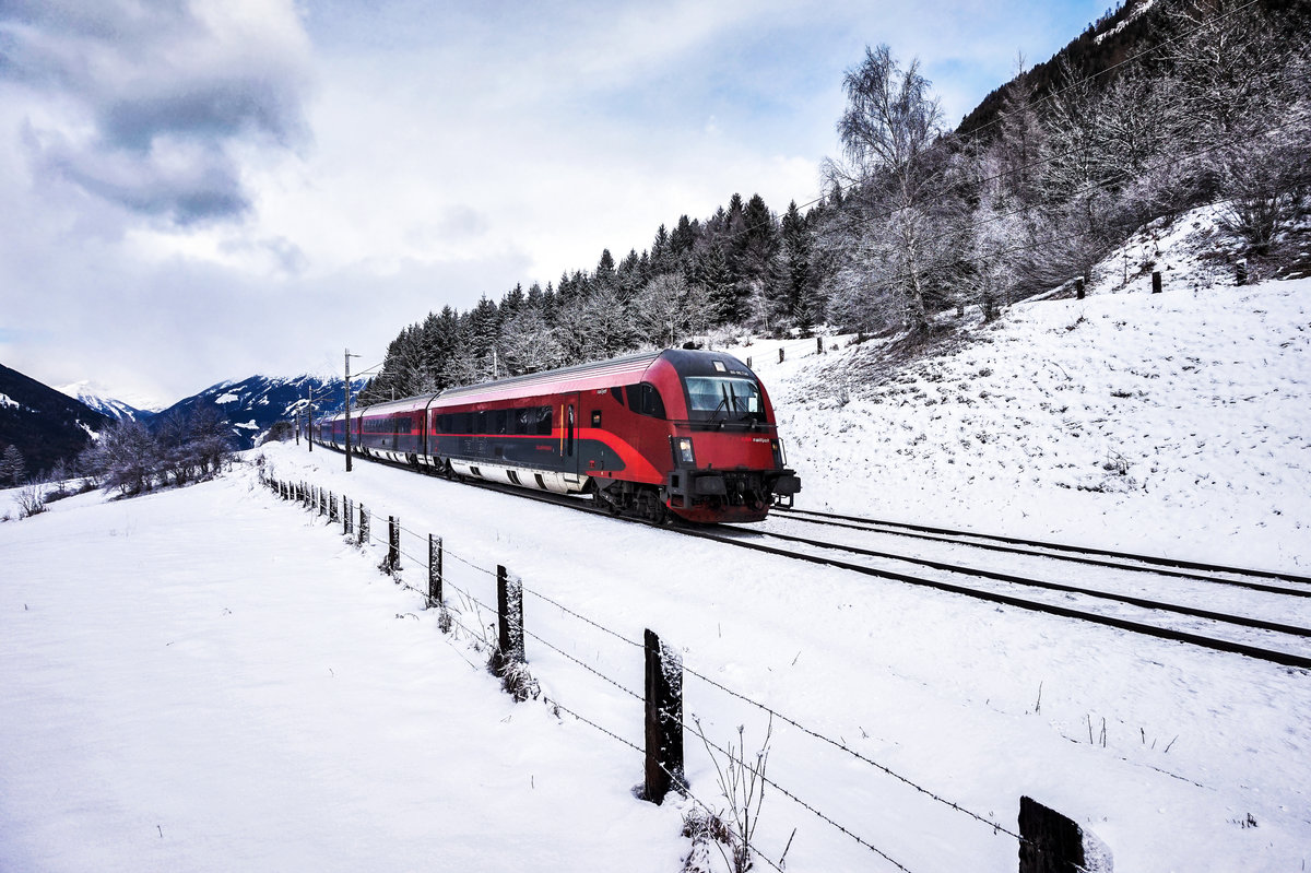 Der railjet 898 Linz Hbf - Salzburg - Klagenfurt Hbf) fährt mit 80-90.736 an der Spitze, bei Penk die Tauernbahn-Südrampe hinunter.
Aufgenommen am 2.1.2018.