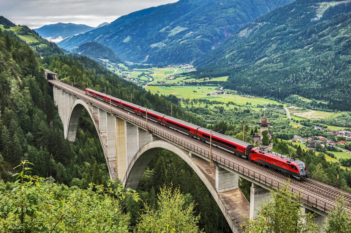 Der railjet 898 überquert auf der Fahrt von Linz Hbf nach Klagenfurt Hbf die Falkensteinbrücke bei Obervellach.
Schublok war 1116 238-1.
Aufgenommen am 2.7.2017.