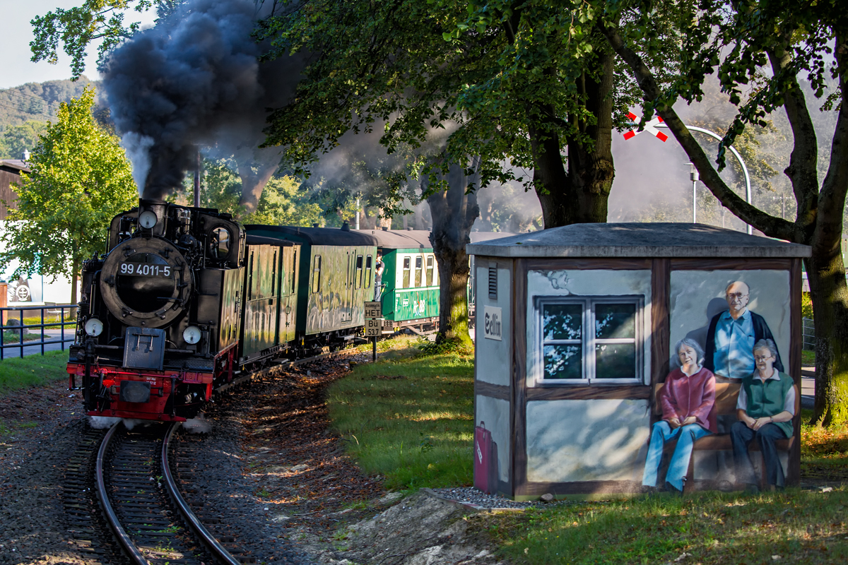 Der RASENDE ROLAND, mit der Lok 99 4011, wird für die drei älteren Herrschaften am Relaishäuschen in Sellin nicht halten. - 10.09.2016