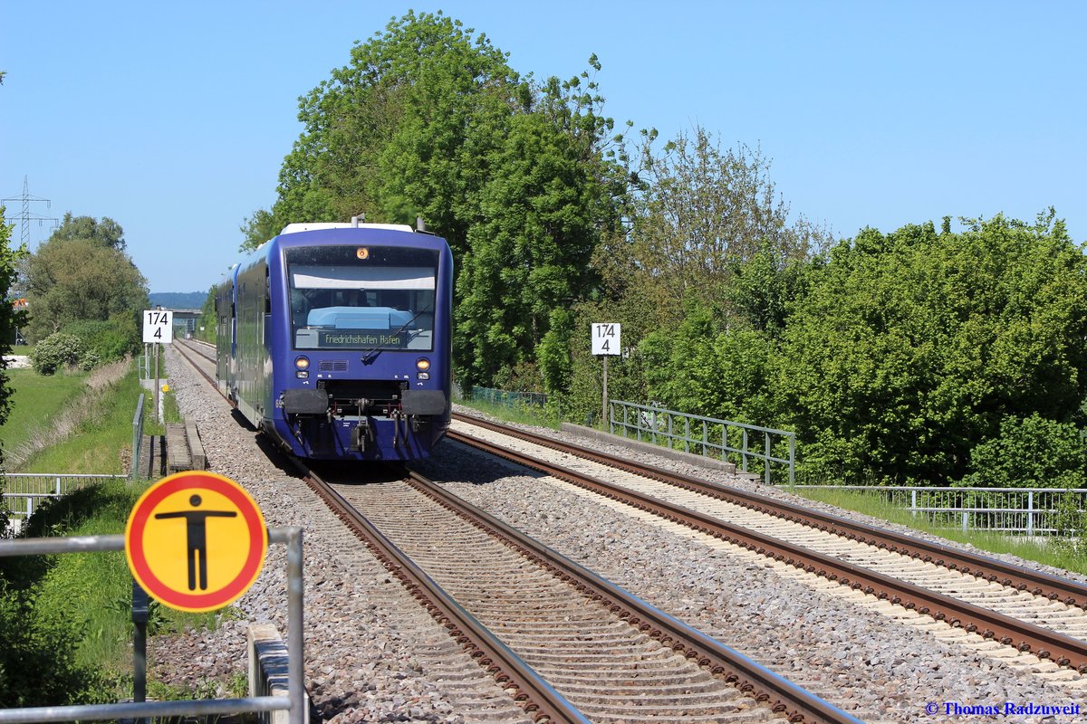 Der RB der BOB (Bodensee-Oberschwaben-Bahn) fährt am 26. Mai 2017 in den neuen Haltepunkt Weingarten/Berg an der Südbahn ein und fährt dann weiter nach Friedrichshafen Hafen. Dieser Haltepunkt wird nur von den Zügen der BOB bedient.