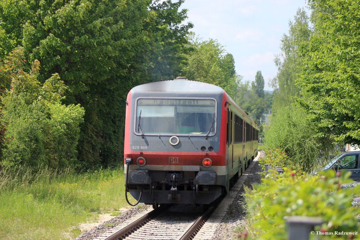Der RB nach Radolfzell hat gerade den Bahnhof Überlingen-Nußdorf an der Bodenseegürtelbahn verlassen. Die Aufnahme entstand am 25. Mai 2017.