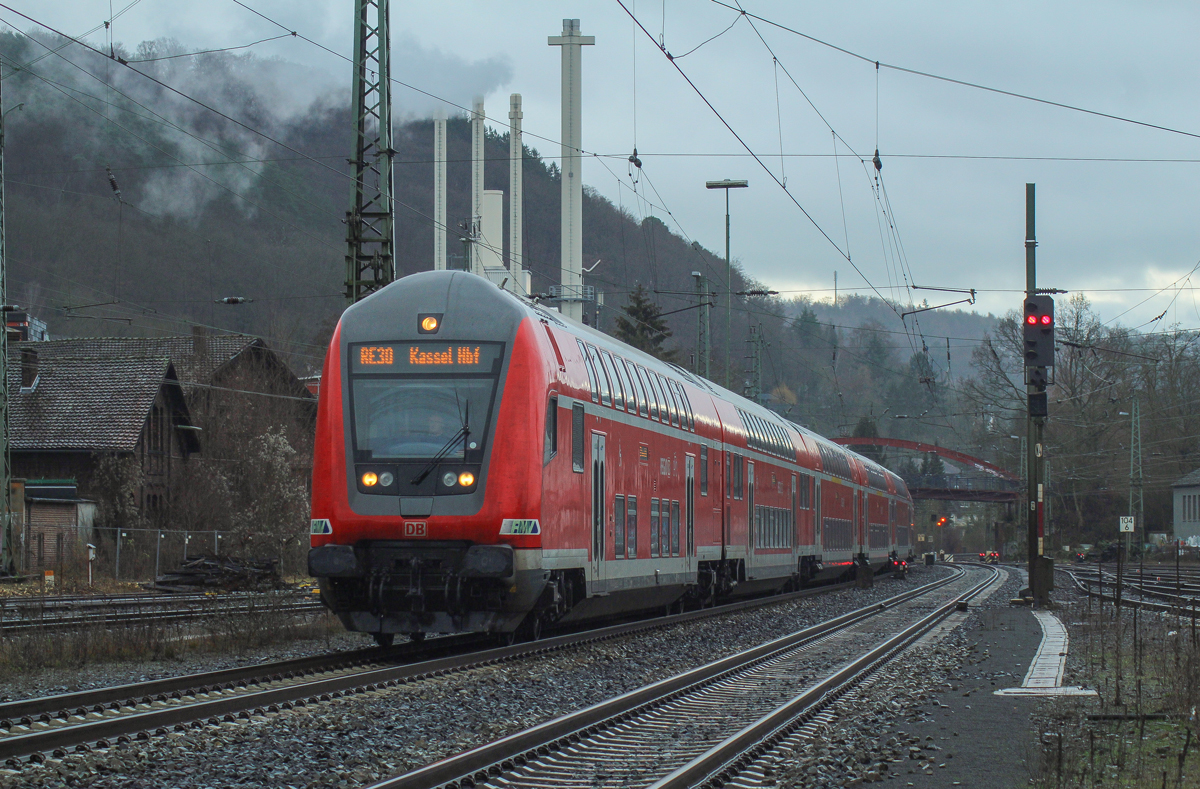 Der RE 30. Einer der wundervollsten RE's die ich kenne.
Hier erreicht RE 4156 zusammen mit einer 146.2 den Bahnhof Marburg (Lahn) auf dem Weg nach Kassel. Das Bild wurde am Mittwoch, den 27.12.17 aufgenommen.