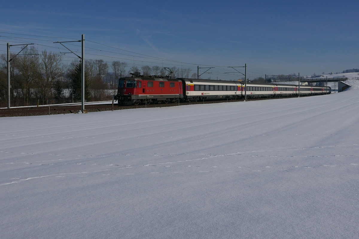 Der von Re 4/4 II 11195 gezogene IR 2271 von St. Gallen nach Basel fährt an dem zwischen Gossau und Flawil stehenden Fotografen vorbei (28.01.2017).