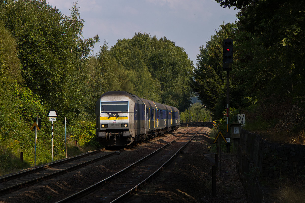 Der RE 6 (Chemnitz - Leipzig) mit 223 053-0 wird gleich den HP Chemnitz-Borna durchfahren. Aufgenommen am 19. August 2018. 