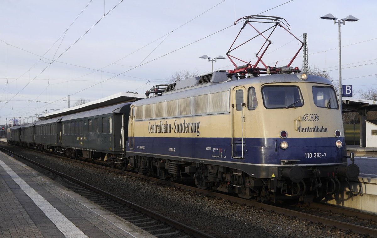 Der RE 78-Ersatzzug ist bereit für die Rückfahrt nach Minden. An diesem Ende des Zuges führt 110 383, die, wie die Kasten-E 10 278 am anderen Ende, laut NVR eine 115 ist. Nienburg (Weser), 3.1.19.