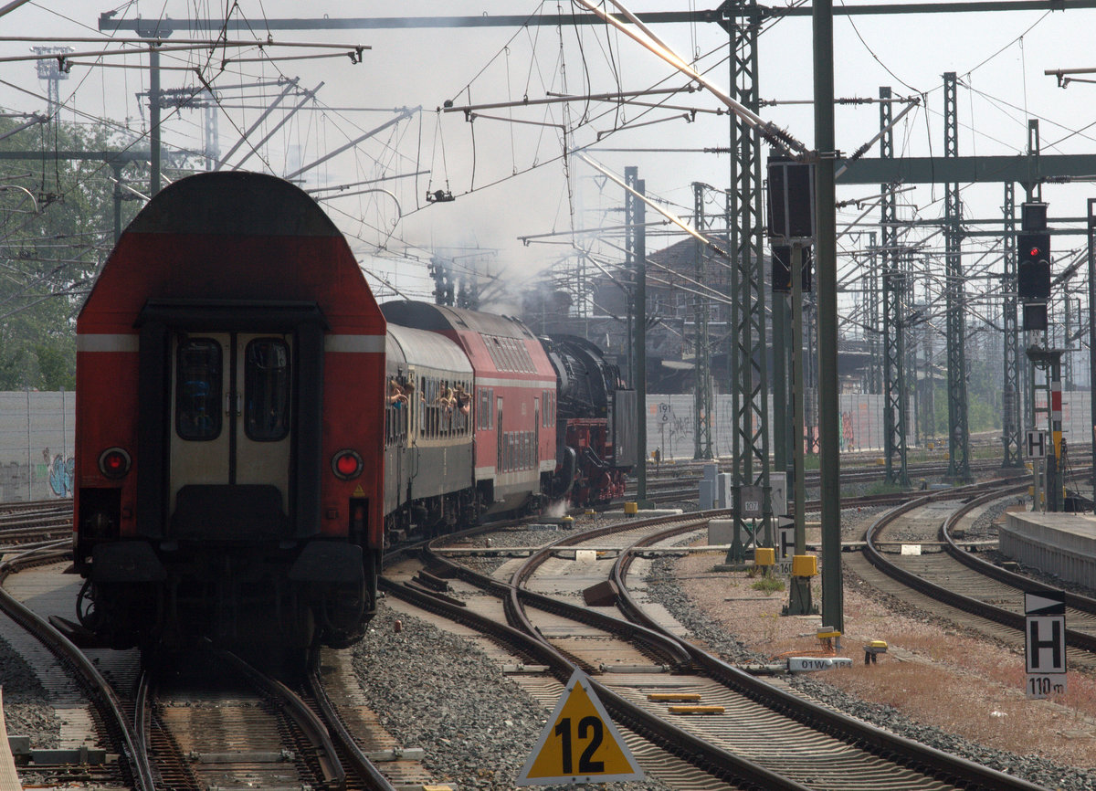 Der RE nach Sondershausen, Abfahrt 10:56 Uhr Erfurt Hbf , hat heute 41 1144-9 als Zuglok und besteht  aus einer bunt gemischten Wagengarnitur. 28.05.2016 10:58 Uhr.
