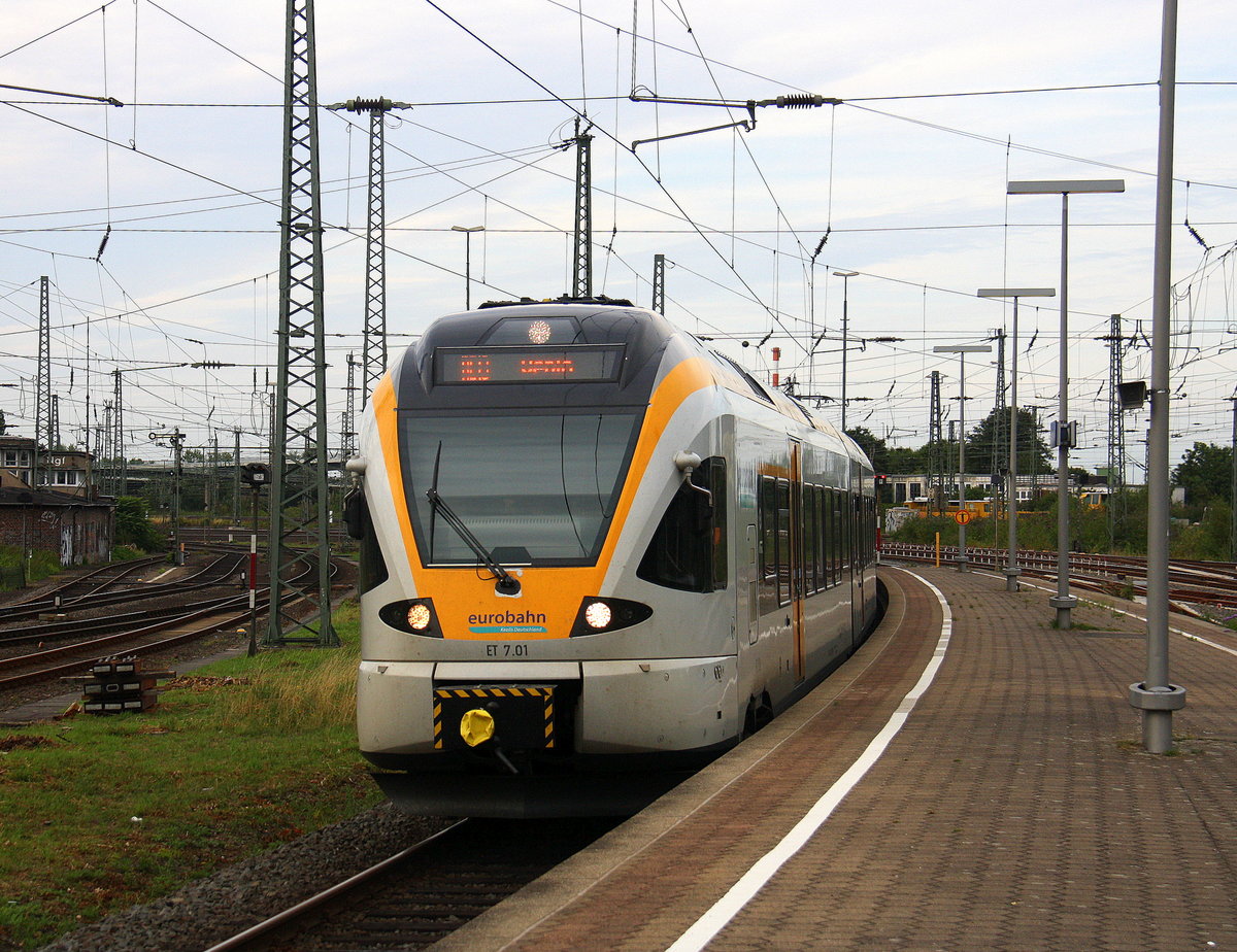 Der RE13 aus Hamm-Westfalen(D) nach  Venlo(NL) und fährt in Neuss-Hbf ein.
Aufgenommen vom Bahnsteig in Neuss-Hbf.
Bei Sommerwetter am Abend vom 26.7.2017. 