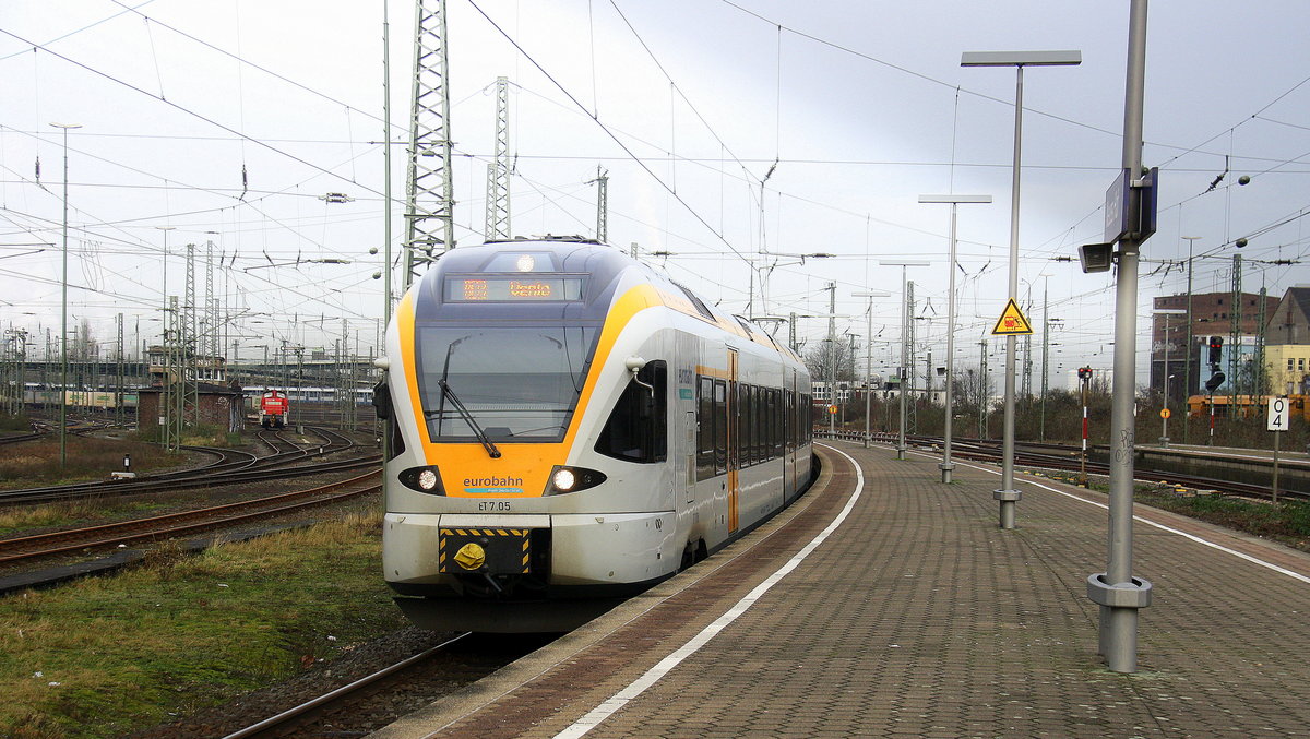 Der RE13 aus Hamm-Westfalen(D) nach Venlo(NL) und fährt in Neuss-Hbf ein. 
Aufgenommen vom Bahnsteig in Neuss-Hbf.
Bei Sonne und Wolken am Kalten Nachmittag vom 6.1.2018.