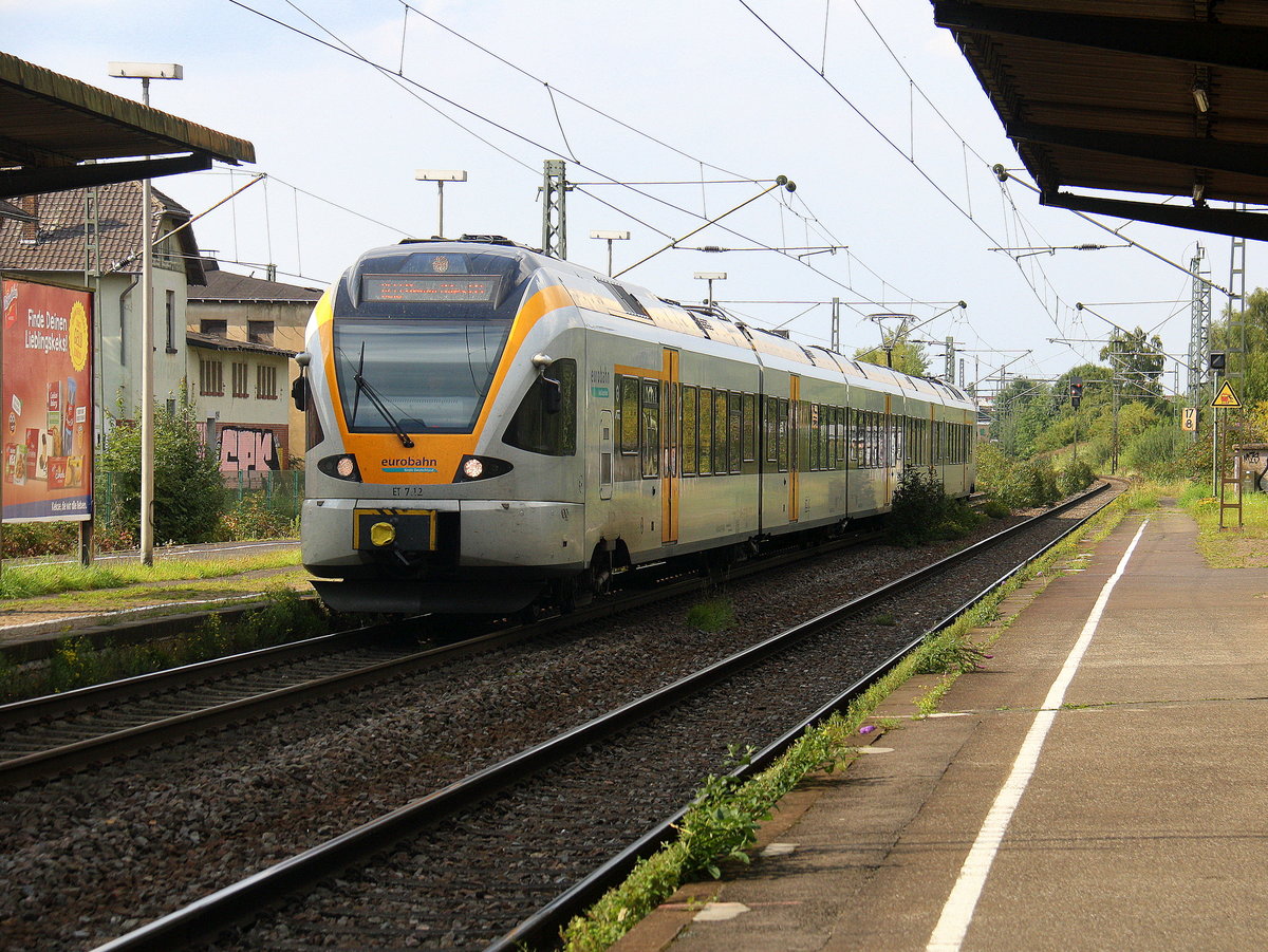 Der RE13 von Venlo(NL) nach Hamm-Westfalen(D) und kommt aus Richtung Venlo(NL) und fährt in Kaldenkirchen ein und hält in Kaldenkirchen und fährt dann weiter in Richtung Viersen. Aufgenommen vom Bahnsteig 2 von Kaldenkirchen.
Bei Sommerwetter am Nachmittag vom 3.9.2017.