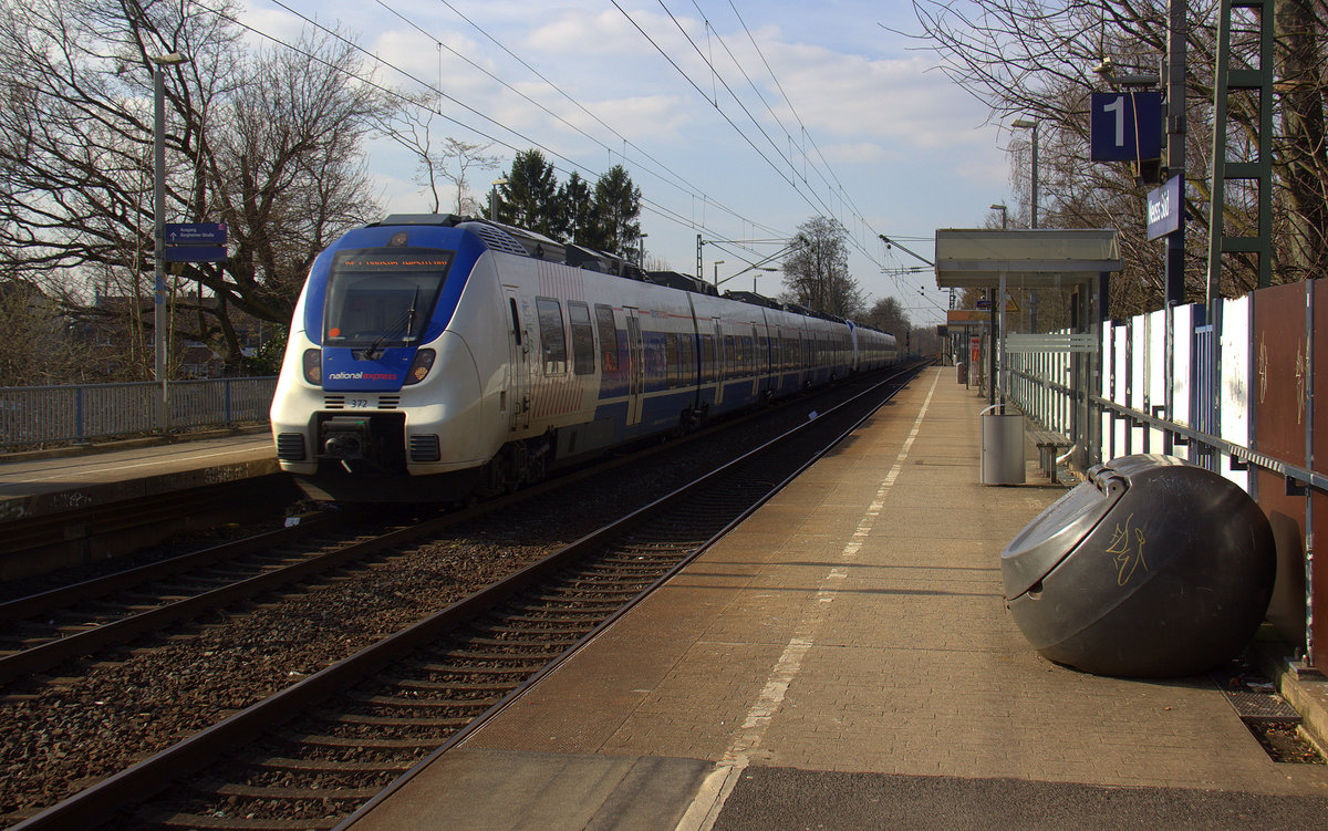 Der RE7 aus Krefeld-Hbf nach Rheine und kommt aus Richtung Neuss-Hbf und fährt durch Neuss-Süd in Richtung Neuss,Norf,Neuss-Allerheiligen,Nievenheim,Dormagen,Köln. 
Aufgenommen vom Bahnsteig 1 in Neuss-Süd. 
Bei Sonnenschein am 24.3.2018. 