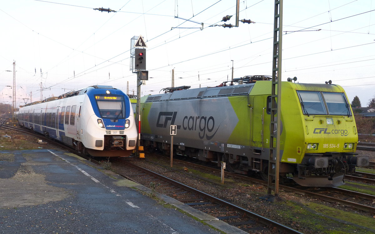 Der RE7 von Rheine nach Krefeld-Hbf und fährt in den Hauptbahnhof von Krefeld ein.
Aufgenommen von Bahnsteig 5 in Krefeld-Hbf
In der Abendstimmung am Abend vom 10.2.2018.
Und das ist mein 8000tes Bahnbild bei http://WWW.Bahnbilder de

