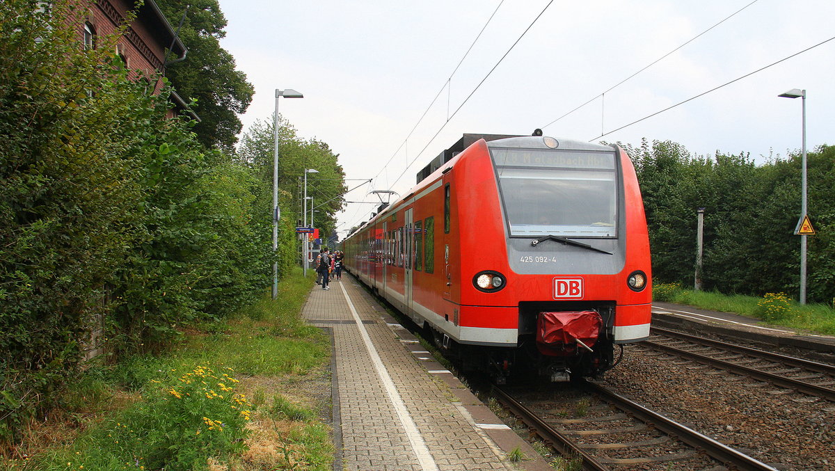 Der RE8 kommt aus Koblenz-Hbf nach Mönchengladbach-Hbf und kommt aus Richtung Köln,Grevenbroich und fährt in Jüchen ein und fährt dann weiter in Richtung Rheydt-Hbf,Mönchengladbach-Hbf. 
Aufgenommen vom Bahnsteig 1 Jüchen.
Bei Sommerwetter am Nachmittag vom 17.9.2016.