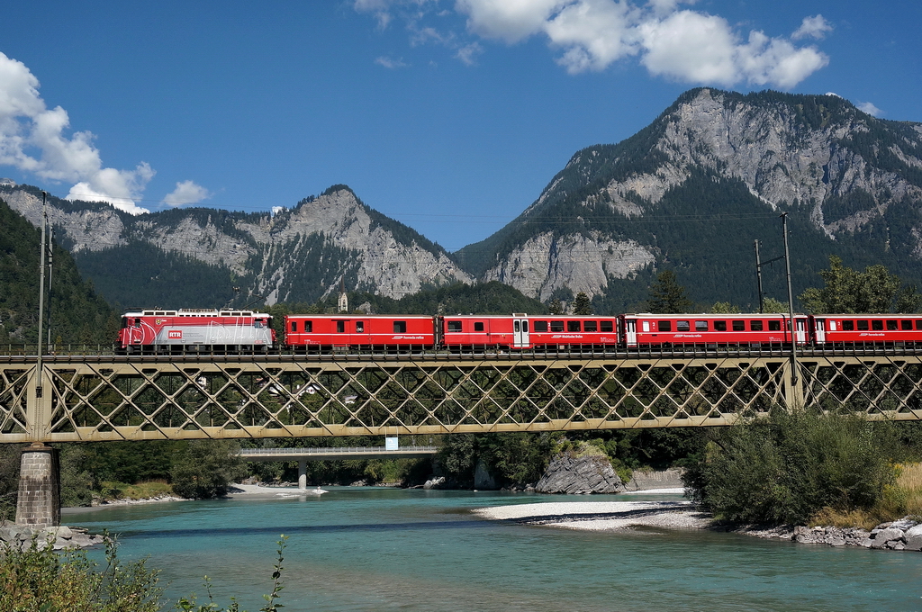 Der Regionalzug mit der Ge 4/4 II 633  Zuoz  auf der Hinterrheinbrcke bei Reichenau-Tamins nach Disentis.In einer Stunde ist er am Ziel angekommen. 5.9.2013