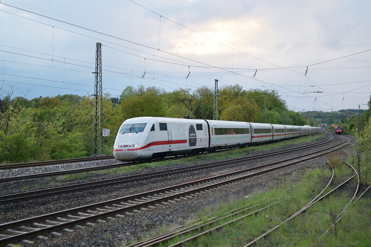 Der re:publica ICE fährt am Abend des 30. April 2018 durch Westerstetten Richtung München.