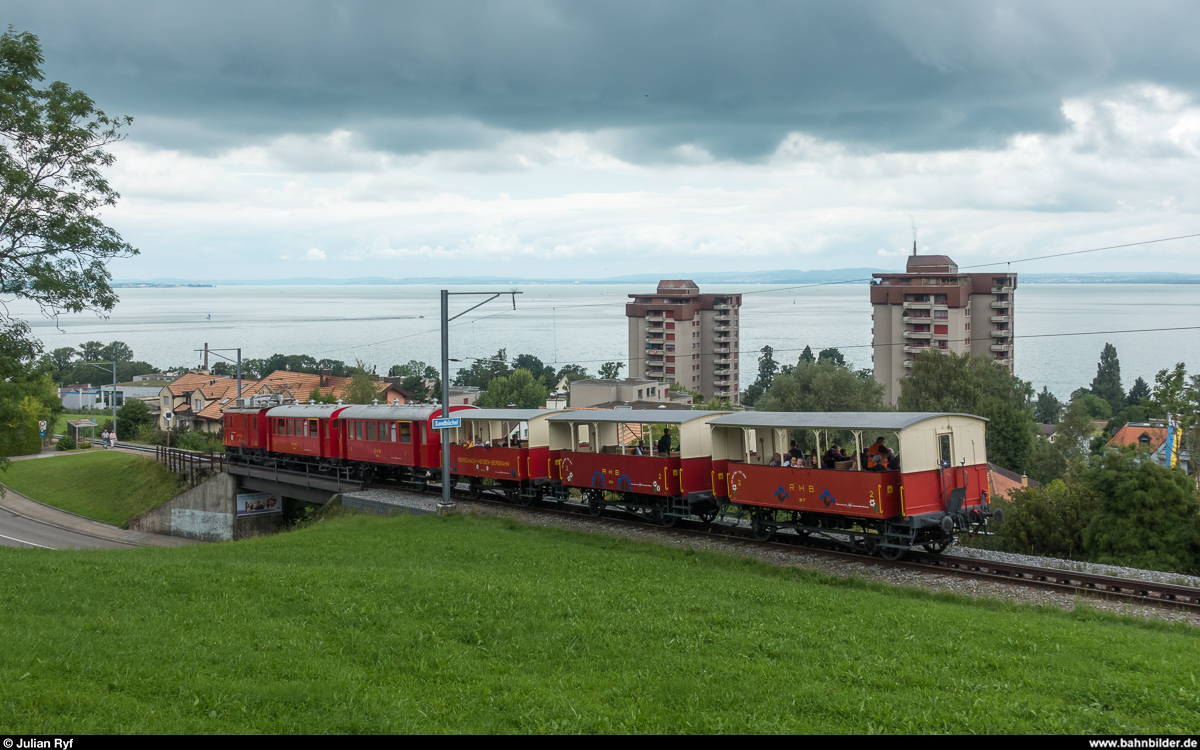 Der RHB DZeh 2/4 22 schiebt am 6. August 2017 seinen Zug bei Sandbüchel in Richtung Heiden.