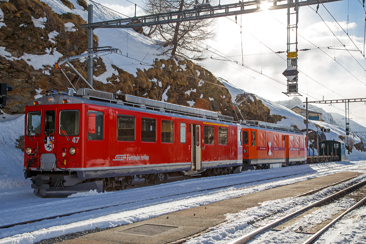 
Der RhB Triebwagen ABe 4/4 II 47 und der Diensttriebwagen Xe 4/4 27201, (ex Xe 4/4 23202, ex ABe 4/4 II 49), mit einem Güterwagen und dem historischen Schneepflug RhB R 3 (Rh.B R.3), ex RhB X 9103 (1954 bis 2017) am 20.02.2017 im Bahnhof Alp Grüm (2.091 m ü. M.).

Als ABe 4/4 II werden bei der Rhätischen Bahn (RhB) die auf der Berninabahn eingesetzten Elektrotriebwagen mit den Betriebsnummern 41 bis 49 (motrice quaranta) bezeichnet.

Die RhB Elektrotriebwagen ABe 4/4 II wurden in zwei Serien gebaut und geliefert, die Nummern 41 bis 46 in den Jahren 1964/1965 und die drei restlichen (47 – 49) im Jahr 1972. Für den mechanischen Teil zeichnete die SWS (Schweizerische Wagons- und Aufzügefabrik AG) verantwortlich. Die elektrische Ausrüstung von SAAS und BBC entspricht der bei Gleichstrombahnen jahrzehntelang üblichen Technik, Schützensteuerung und Reihenschlussmotoren. Diese Triebwagen waren die ersten neuen Triebfahrzeuge, die die RhB seit der Fusion 1943 mit der Berninabahn für diese mit Gleichstrom elektrifizierte Strecke beschafft hatte.

Die Triebwagen sind 65 km/h schnell, 41 bis 43 Tonnen schwer und leisten 680 kW. Die Anhängelast beträgt 70 t, womit zwei Triebwagen zusammen die maximale Zughakenlast befördern können. Die Nachserie 47–49 unterscheidet sich lediglich durch die um 35 cm größere Länge und eine andere Drehgestellbauart. Seit ihrer Indienststellung erfuhren die rot gestrichenen Fahrzeuge keine wesentlichen Änderungen. Sie weisen 12 Sitzplätze in der ersten und 24 in der zweiten Klasse auf.

Die Klemmenspannung der Motoren beträgt 500 Volt. Je zwei Fahrmotoren sind normalerweise dauernd in Serie geschaltet, beim Anfahren sind alle vier Motoren in Serie. Die eingebaute Vielfachsteuerung ermöglichte Doppeltraktion untereinander, mit den Zweikraftloks Gem 4/4 801–802 und auch mit den jüngeren Umrichter-Triebwagen ABe 4/4 III 51–56. Außerdem können die Triebwagen beim gemeinsamen Einsatz mit einer elektrischen Schneeschleuder Xrotet 9218–19 vom Führerstand der Schleuder aus fernbedient werden.

Nach Ende der Sommersaison 2010 und der Ablieferung von acht Allegra-Triebzügen stellte die RhB die ABe 4/4 II ab. 41, 42 und 45 wurden Anfang November 2010 zum Abbruch überführt, 43 und 44 folgten Mitte Dezember. Zwei Fahrzeuge der zweiten Serie werden hingegen als Diensttriebwagen (anstelle der Xe 4/4 9922–24) weiter verwendet.

TECHNISCHE DATEN:
Gebaute Anzahl: 9 (Nummerierung 41 – 49)
Achsformel: Bo′Bo′
Spurweite: 1.000 mm
Länge über Puffer: 16.540 mm (41 – 46) / 16.886 mm (47 – 49)
Breite: 2.650 mm
Dienstgewicht: 41 t (41 – 46) / 43 t (47 – 49)
Höchstgeschwindigkeit: 65 km/h
Dauerleistung: 680 kW
Stromsystem: 1 kV DC (Gleichstrom)
Stromübertragung: 2 Einholmstromabnehmer
Sitzplätze: 1. Klasse: 12 / 2. Klasse: 24