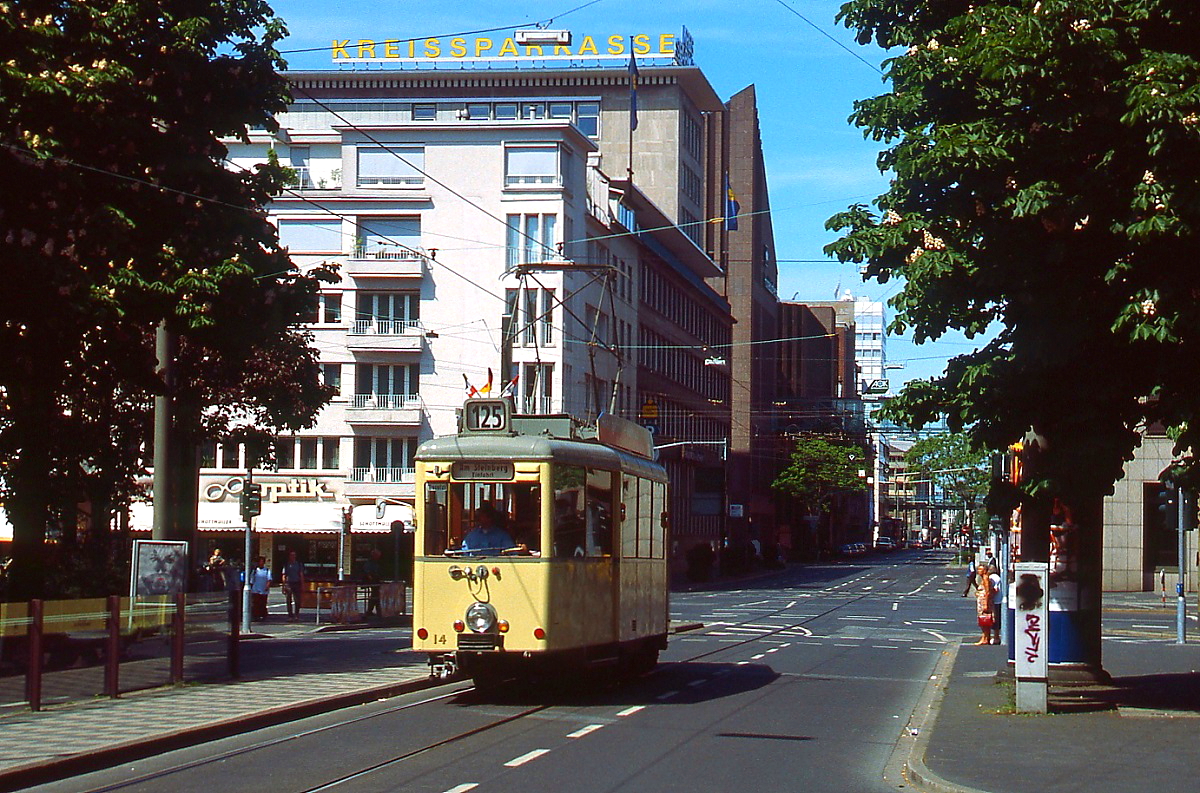 Der Rheinbahn-Museumstriebwagen 17 wurde ebenfalls bei den Sonderfahrten der Rheinbahn zum 125-jährigen Jubiläum der Düsseldorfer Straßenbahn im Sommer 2001 eingesetzt, hier an der Haltestelle Graf-Adolf-Platz in Richtung Am Steinberg. Die Rheinbahn hatte das Fahrzeug 1956 von den Siegener Kreisbahnen gekauft und ihn 1968 zum Arbeitstriebwagen 5133 umgebaut. 1996 erfolgte der Rückbau zum Museumsfahrzeug. 