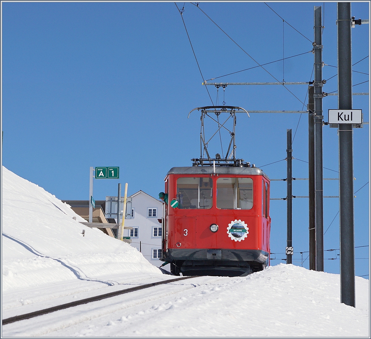 Der Rigi Bahnen (RB) BDhe 2/4 N° 3 (937 SLM/BBC) wartet in Rigi Kulm auf die Abfahrt Richtung Viztnau.
(Das Bild entstand aus dem ankommenden Zug) 
24. Februar 2018