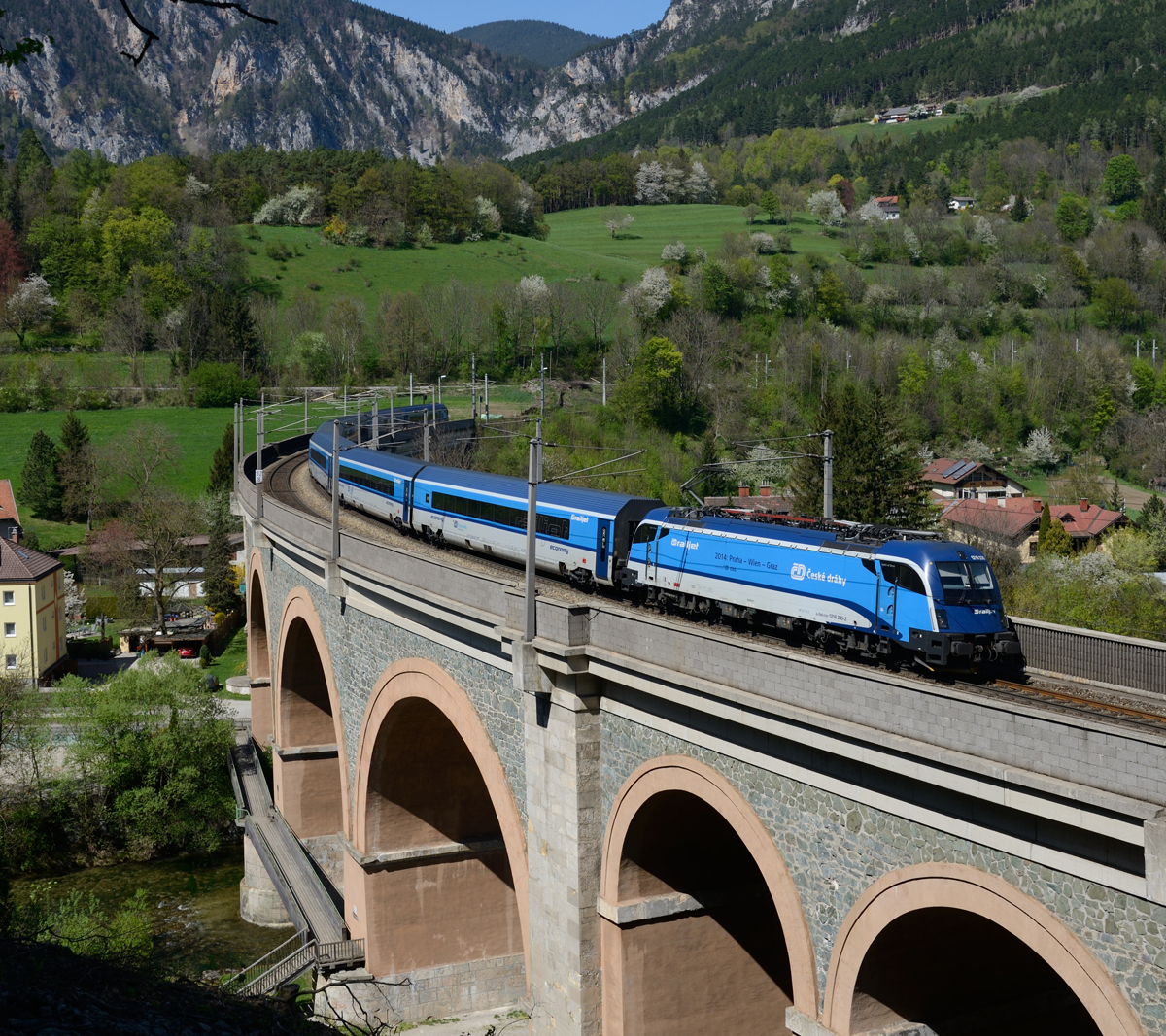 Der RJ 75  Franz Schubert  von Prag nach Praha hl.n. nach Graz Hauptbahnhof wurde am 19.April 2018 aus einer reinrassigen blauen Garnitur gebildet (Tfz 1216 235) und wurde von mir auf dem 25 Meter hohen und 276 Meter langen Schwarza-Viadukt in Payerbach fotografiert.