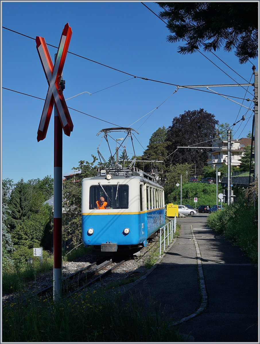 Der Rochers de Naye Bhe 2/4 203 verlässt Glion Richtung Montreux.
3. Juli 2016